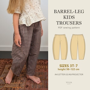 Puede incluir: Un patrón de costura PDF para pantalones infantiles de pierna tipo barril, con estampado de cuadros vichy marrón y blanco. La imagen muestra el pantalón terminado en un modelo, junto a un dibujo técnico, tallas 3T-7 y formato.