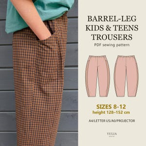 Peut inclure: Un patron de couture PDF pour pantalon barrel-leg pour enfants et adolescents, tailles 8-12, hauteur 128-152 cm. L'image montre un pantalon à carreaux marron et bleu marine avec une chemise turquoise et une illustration technique du modèle.