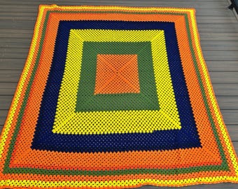 Vintage 70er Jahre Afghanische Grannycore Handgehäkelte Tagesdecke/Überwurf 79 x 74 Zoll, leuchtende Farben