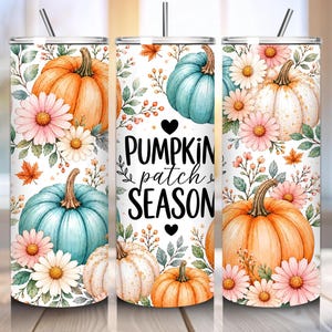 Peut inclure: Un gobelet cylindrique avec paille sur fond blanc orné de citrouilles orange, bleu sarcelle et blanches, de marguerites roses et blanches et de feuilles d'automne. Le texte central indique PUMPKIN patch SEASON avec deux petits cœurs noirs.