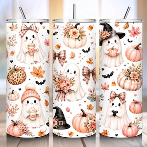 Puede incluir: Un vaso cilíndrico blanco con pajita que presenta un patrón repetitivo de fantasmas, calabazas, lazos de cuadros, hojas de otoño, murciélagos y caramelos de maíz. Algunos fantasmas llevan sombreros o sostienen bebidas.