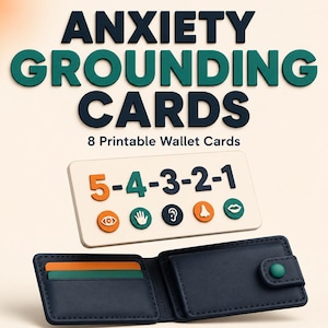 Può includere: Anxiety Grounding Cards con 8 carte stampabili per portafoglio. Una carta rettangolare mostra il testo 5-4-3-2-1 con icone arancioni, verdi e blu scuro di un occhio, una mano, un orecchio, un naso e delle labbra. Un portafoglio blu scuro.