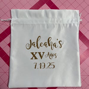 Personalisierter Kartenhalter Satintasche für Quinceanera, Sweet Sixteen Geschenkbeutel, Partybeutel mit Monogramm