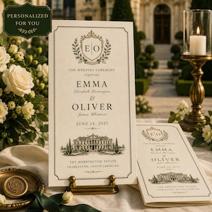 Könnte beinhalten: Ein cremefarbenes Hochzeitsprogramm mit einem goldenen Wappen mit den Initialen EO, den Namen Emma Elizabeth Harrington und Oliver James Whitmore, dem Datum 14. Juni 2027 und einer Illustration des Harrington Estate in Charleston, South Carolina.
