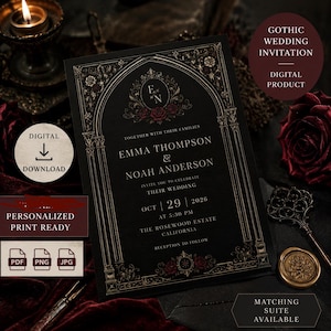 Puede incluir: Una tarjeta de invitación de boda negra con bordes dorados en forma de arco ornamentado e ilustraciones de rosas de color rojo oscuro. El texto dice Emma Thompson y Noah Anderson, 29 de oct. de 2026, 17:30, The Rosewood Estate California, Reception to Follow.