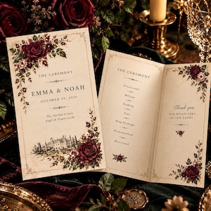 Può includere: Un programma per cerimonia nuziale piegato stampato su carta color crema con illustrazioni di rose rosso scuro. Il fronte riporta il testo Emma & Noah, October 29, 2026, e The Garden Estate English Countryside. L'interno elenca la scaletta.