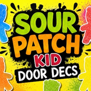 Op de afbeelding: Een felgele afbeelding met de tekst SOUR PATCH KID DOOR DECS in dikke, kleurrijke letters. Rondom de tekst staan vijf gestileerde snoepfiguren in blauw, rood, oranje, geel en groen, elk met een textuur die eruitziet als een suikerlaagje.