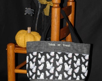 Piccola borsa tote per dolcetto o scherzetto di Halloween realizzata con tessuto a stampa di fantasmi