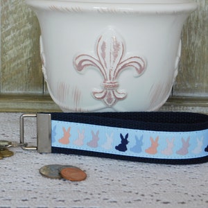 Pulsera de llavero hecha con cinta azul de conejo de Pascua