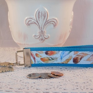 Pulsera de llavero hecha con cinta inspirada en plumas boho