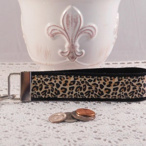 Llavero de pulsera elaborado con cinta con estampado de leopardo