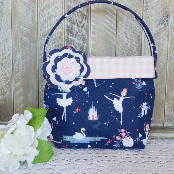 Sac à main pour petite fille sur le thème des ballerines bleu marine et rose avec épingle à fleurs en tissu amovible