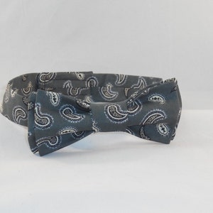 Dark Gray Paisley Men&#39;s Adjustable Bowtie