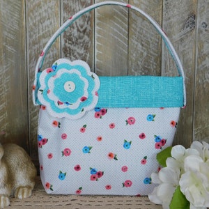 Sac à main de petite fille fait de mini tissu floral blanc