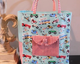 Bolsa de mano infantil confeccionada con tela de vehículo en color menta