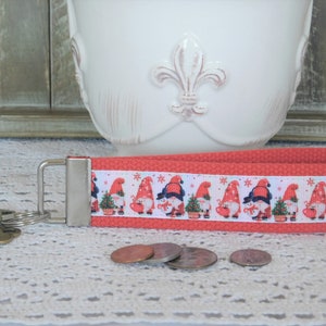 Pulsera de llavero hecha con cinta inspirada en el gnomo de Navidad