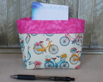 Panier en tissu fait avec un tissu imprimé de bicyclettes crème