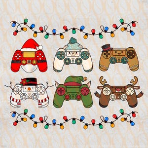 Op de afbeelding: Zes videogamecontrollers versierd met vakantiethema's, waaronder een kerstmanpak, een wintermuts, een peperkoekmannetje, een sneeuwpop, een elfenmuts en een rendier, omlijst door twee kleurrijke kerstlichtjes op een lichte achtergrond.