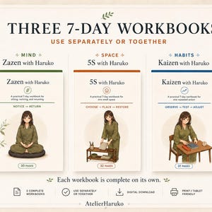 K&ouml;nnte beinhalten: Drei 7-Tage-Arbeitsb&uuml;cher mit den Titeln Zazen with Haruko, 5S with Haruko und Kaizen with Haruko. Jedes Arbeitsbuch enth&auml;lt eine Illustration einer Person in olivfarbener Kleidung, 30, 32 und 31 Seiten sowie Text zur jeweiligen Praxis.