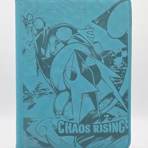 Può includere: Un raccoglitore rettangolare color verde acqua con un'illustrazione grafica in verde acqua scuro di un personaggio stilizzato e forme astratte. Il testo "CHAOS RISING" è stampato in grassetto al centro della parte inferiore.