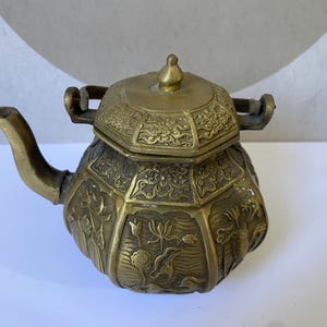 Vintage kinesisk mässings sexkantig tekanna med handtag, snidad lotusandmelonrelief, antik asiatisk brons vinkanna för heminredning