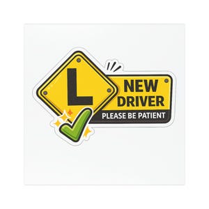 Op de afbeelding: Een geel ruitvormig bord met een zwarte letter L, overlappend met een geel rechthoekig bord met de zwarte tekst NEW DRIVER en de witte tekst PLEASE BE PATIENT, vergezeld van een groen vinkje met gele steraccenten.
