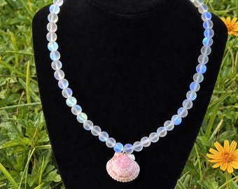Seashell pendant necklace