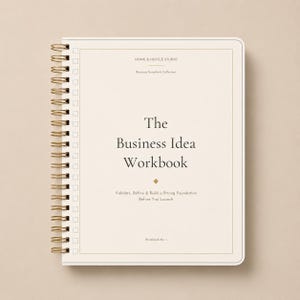 Op de afbeelding: Een crèmekleurig, spiraalgebonden werkboek met de titel The Business Idea Workbook. De omslag bevat donkerbruine tekst, een gouden ruitvormig icoon en het logo van Home & Hustle Studio. Het bevat de ondertitel Validate, Refine & Build a Strong Foundation Before You Launch.