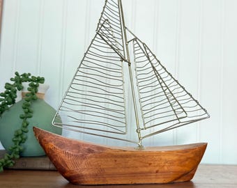 Escultura de velero de alambre MCM sobre base de madera - Estatua de escritorio náutica brutalista grande de 31,75 cm (12,5 pulgadas)