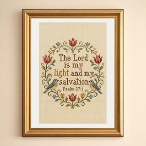 Puede incluir: Un bordado en punto de cruz enmarcado sobre tela beige que presenta una corona floral con tulipanes rojos y amarillos, enredaderas verdes y dos pájaros azules. El texto en el centro dice: The Lord is my light and my salvation Psalm 27:1.