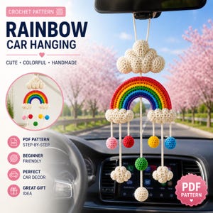 Könnte beinhalten: Eine Häkelanleitung für einen Regenbogen-Autoanhänger mit einer cremefarbenen Wolke oben, einem bunten Regenbogenbogen und hängenden cremefarbenen Wolken sowie bunten Kugeln. Der Text enthält "CROCHET PATTERN" und "RAINBOW CAR HANGING".