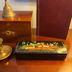 Scatola vintage in lacca russa Palekh - Astuccio per matite dipinto a mano con paesaggio urbano di Suzdal - Scatola ricordo in cartapesta firmata URSS - Arte popolare