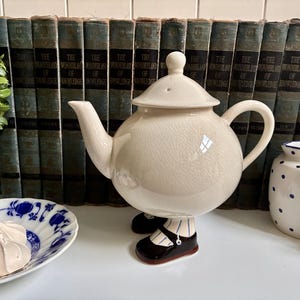 Tetera vintage Carlton Ware Walking Ware, zapatos negros Mary Jane, calcetines a rayas, hecha en Inglaterra, tetera retro