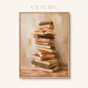 Puede incluir: Una impresión de arte mural vertical que muestra una pila alta y precaria de libros en tonos apagados de beige, bronceado, verde salvia y rosa polvoriento. El texto CLICUC está impreso en una fuente oscura, fina y sencilla en la parte superior.
