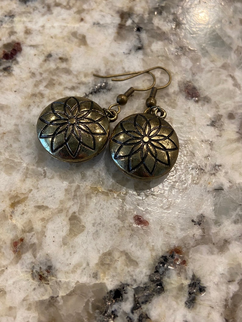 Free Shipping Front Flower Cutout Bronze Tone Etched Flower Center Earrings Beautifully Etched Flower back #72 Center Crystals