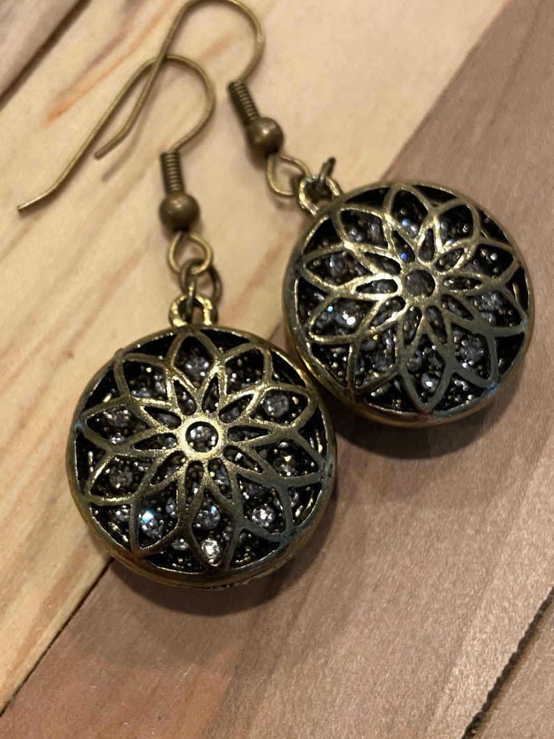 Free Shipping Front Flower Cutout Bronze Tone Etched Flower Center Earrings Beautifully Etched Flower back #72 Center Crystals