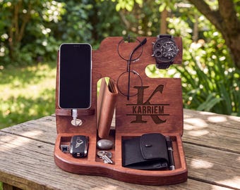 Base de carga de madera personalizada para hombre, organizador de mesita de noche, regalo para marido