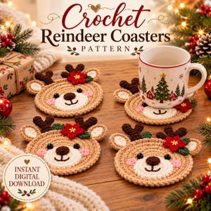 Puede incluir: Cuatro posavasos de ganchillo con forma de reno, caras color canela, astas marrones, mejillas rosadas y flores de pascua rojas. Uno sostiene una taza blanca con estampado de árboles de Navidad. Texto: Crochet Reindeer Coasters PATTERN.