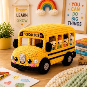 Puede incluir: Un juguete de autobús escolar tejido a ganchillo en color amarillo con ruedas negras, parachoques negro y rejilla frontal. El autobús tiene una cara sonriente con mejillas rosadas y cuatro figuras tejidas visibles por las ventanas. El texto SCHOOL BUS es visible.
