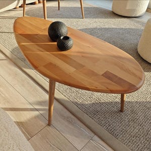 Massief houten organische salontafel, asymmetrische bijzettafelset