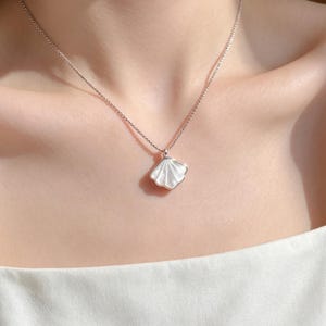 Elegant snäckskalhänge smycken i sterlingsilver minimalistiskt brudhalsband för bröllopsklänning present till hennes fru mamma sjöjungfruinspirerad minnessak