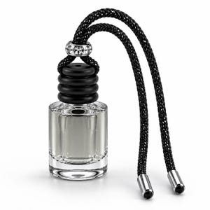 Puede incluir: Un frasco de cristal transparente para ambientador de coche con tapón negro estriado y un anillo plateado con cristales incrustados. El frasco cuelga de un cordón trenzado negro que incluye dos terminales metálicos plateados en los extremos.