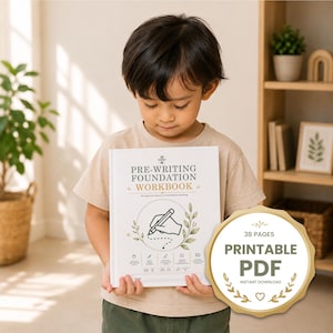 以下が含まれることがあります： 手描きの鉛筆アイコンと葉のアクセント、Pre-Writing Foundation Workbookの文字が記された白いプレライティング・ワークブック。右側の金色のバッジには、38 Pages Printable PDF Instant Downloadという文字が濃い緑色で表示されています。