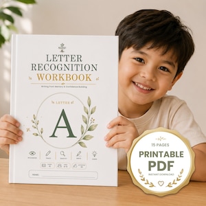 以下が含まれることがあります： LETTER RECOGNITION WORKBOOKというタイトルの白い文字認識ワークブック。表紙には、濃い緑色と金色の文字でタイトルが記され、中央には葉のリースに囲まれた大きな緑色の文字Aが配置されています。認識、なぞり書き、識別、書き取り、学習のためのアイコンが並んでいます。