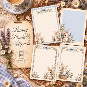 Puede incluir: Cuatro hojas de papel de carta rectangulares con líneas, con ilustraciones de conejos, lazos azules y margaritas. Una hoja tiene un borde de cuadros azules. Una etiqueta beige muestra el texto Bunny Printable Notpads y un icono de PDF.