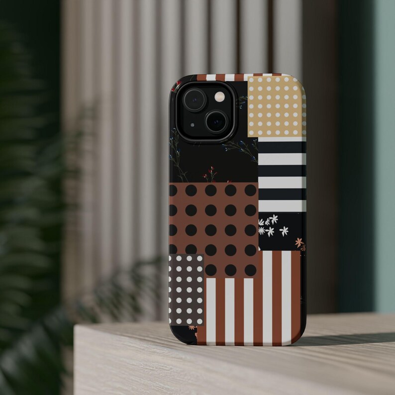 Etui na telefon w stylu boho patchwork | Etui na iPhone'a w neutralną kratkę z kwiatowym wzorem | Wytrzymałe etui ochronne MagSafe | Etui na Samsunga Galaxy | Prezent Cottagecore zdjęcie 4