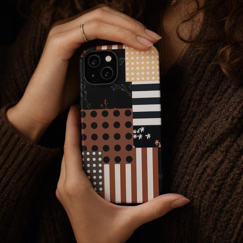 Etui na telefon w stylu boho patchwork | Etui na iPhone'a w neutralną kratkę z kwiatowym wzorem | Wytrzymałe etui ochronne MagSafe | Etui na Samsunga Galaxy | Prezent Cottagecore zdjęcie 3
