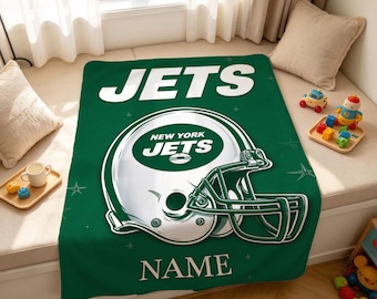 Könnte beinhalten: Eine grüne Fleecedecke mit einer großen weißen Grafik eines New York Jets Footballhelms in der Mitte. Das Wort JETS ist in großen weißen Buchstaben oben und das Wort NAME in weißen Buchstaben unten aufgedruckt.