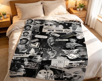Könnte beinhalten: Eine schwarz-weiße Fleecedecke mit einer Collage aus Harry Styles-Fotos, Songtiteln wie Golden, Kiwi, Adore You und Texten wie New York, Treat People With Kindness und Fine Line, ausgebreitet auf einem Bett mit weißer Bettwäsche.
