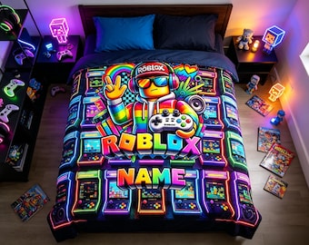 Könnte beinhalten: Eine farbenfrohe Bettdecke mit einer zentralen Spielfigur, die Kopfhörer und eine Sonnenbrille trägt und einen Gamecontroller hält. Das Design zeigt neonfarbene Spielautomaten, den Schriftzug ROBLOX und ein anpassbares Feld für einen NAME.